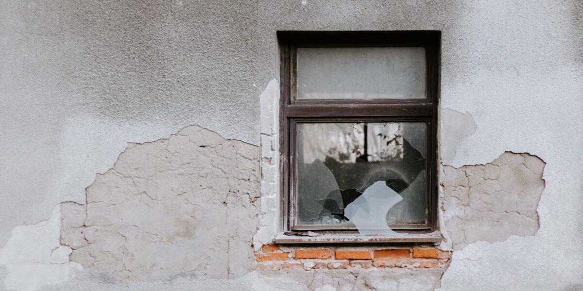 altest Fenster von außen, Putz bröckelt ab